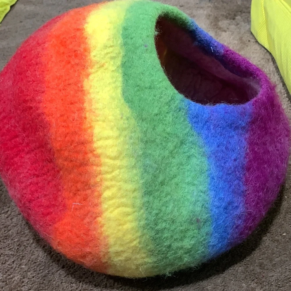 Wow look at this a Beautiful wool cat Cave that’s rite a cat cave!!!